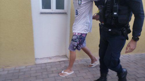 Jovem é preso com drogas após realizar manobras perigosas com moto