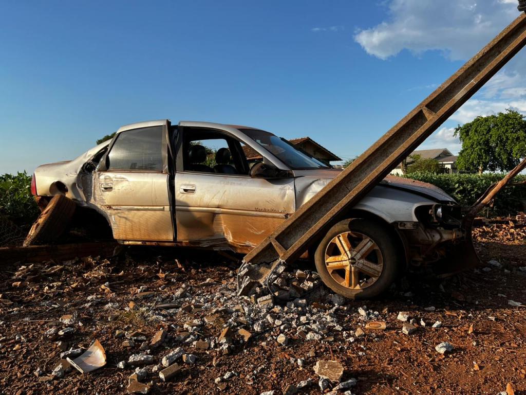 Morador de Nova Santa Rosa é detido após derrubar dois postes em Novo Blumenau
