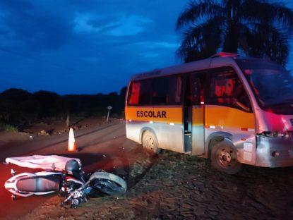 Motociclista de 67 anos morre ao colidir em ônibus escolar na PR-180