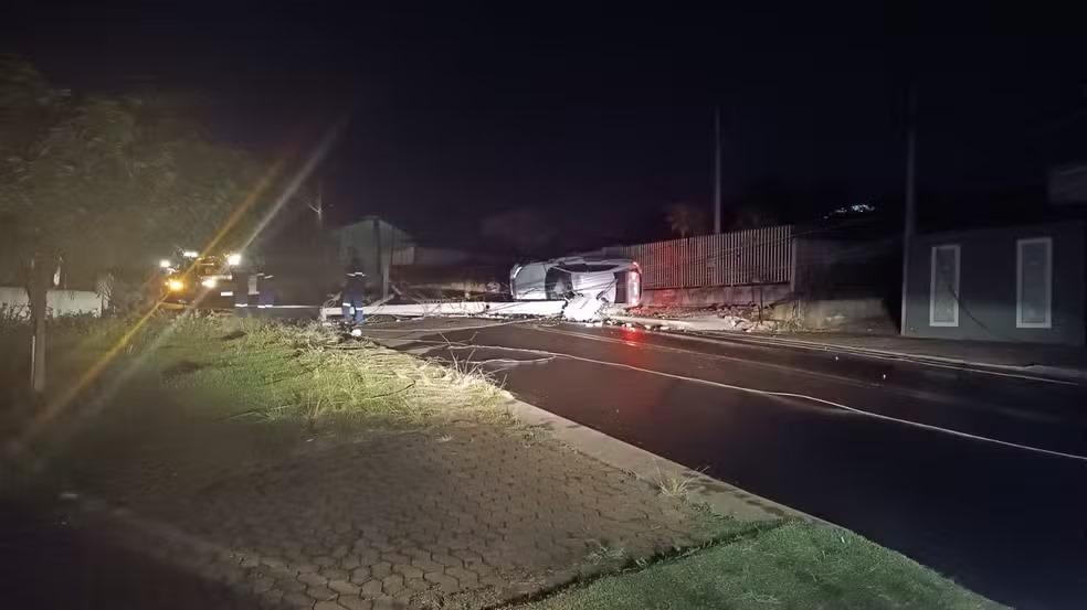 Motorista bêbado com filho no carro é preso após bater Audi em poste, diz PM