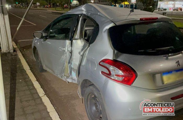 Motorista é detido por embriaguez ao volante; Peugeot bate contra placa de sinalização em Cascavel