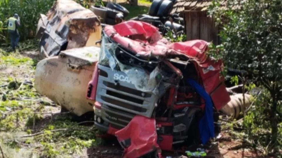 Motorista morre após caminhão sair da pista e capotar em SC