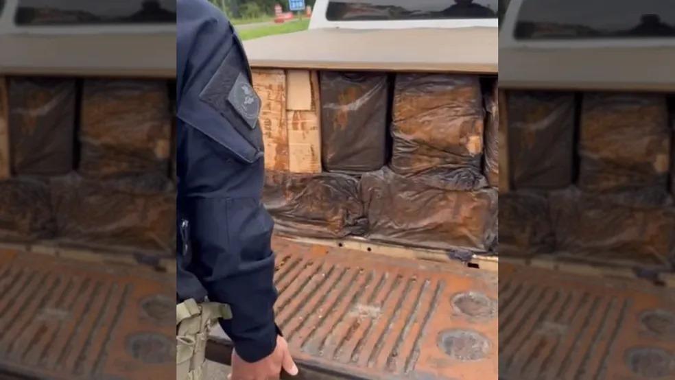 Motorista tenta fugir de abordagem policial, é perseguido, e equipe encontra 1,7 tonelada de camarão em caixas sem refrigeração no veículo