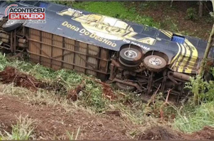 Ônibus da banda Pérola do Paraná cai em barranco na PR 280