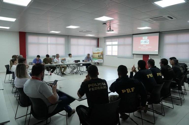 PF e PRF realizam visita técnica em indústria frigorífica no PR