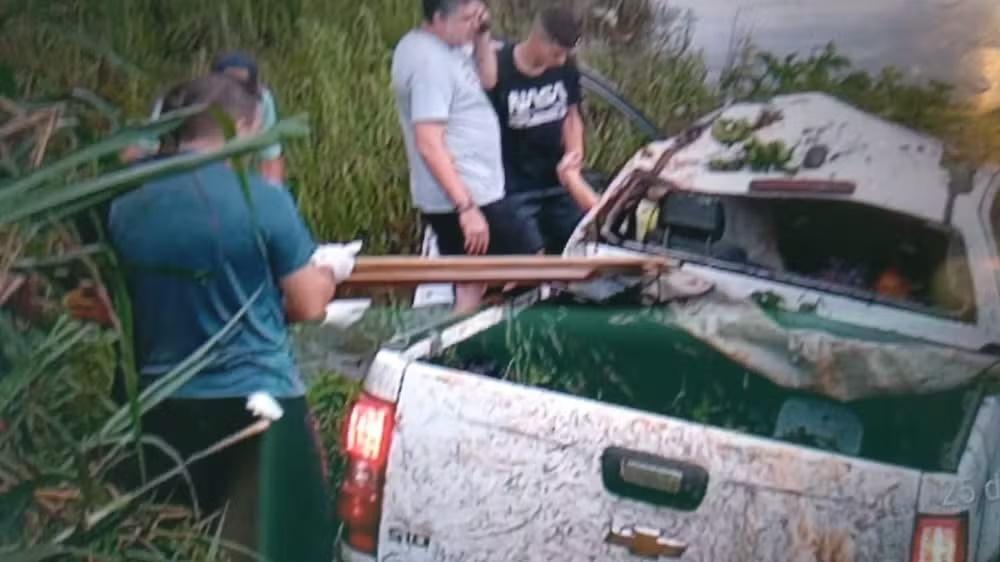 Prefeito de Marilândia do Sul, se envolve em um grave acidente na BR-376; Na camionete se encontrava sua esposa e seus filhos de 1 e 5 anos