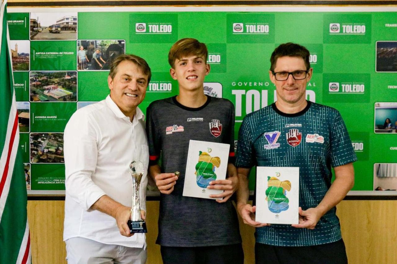 Prefeito recepciona atleta escolhido melhor fixo do futsal paranaense