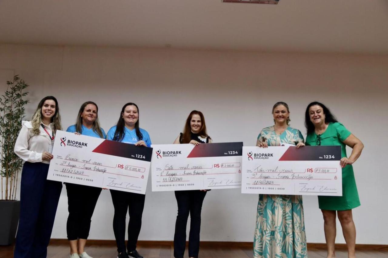Professores recebem os prêmios do concurso Inova Educação