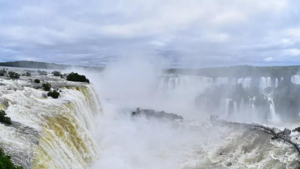 Turista desaparece após cair nas Cataratas do Iguaçu