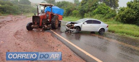 Acidente envolve carro e trator em Francisco Alves saída para Palotina