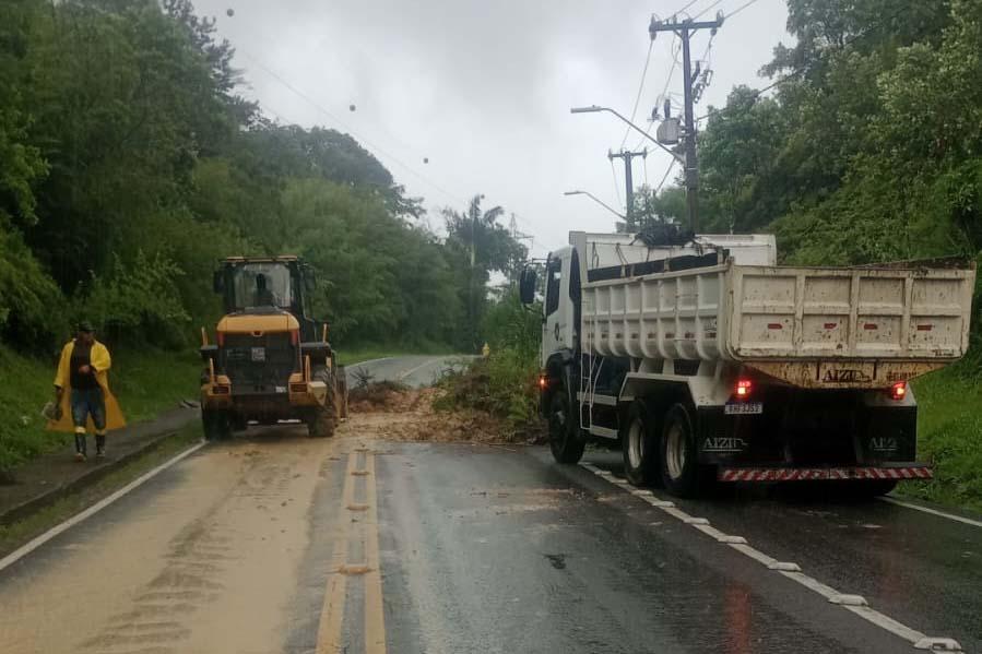 Após queda de barreira, PR-412 em Guaratuba está bloqueada; ferry boat segue operando