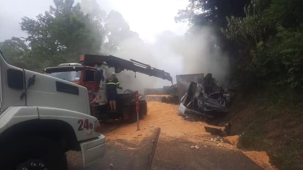 Batida envolvendo dois caminhões e um carro deixa duas pessoas mortas e cinco feridas, no interior do PR