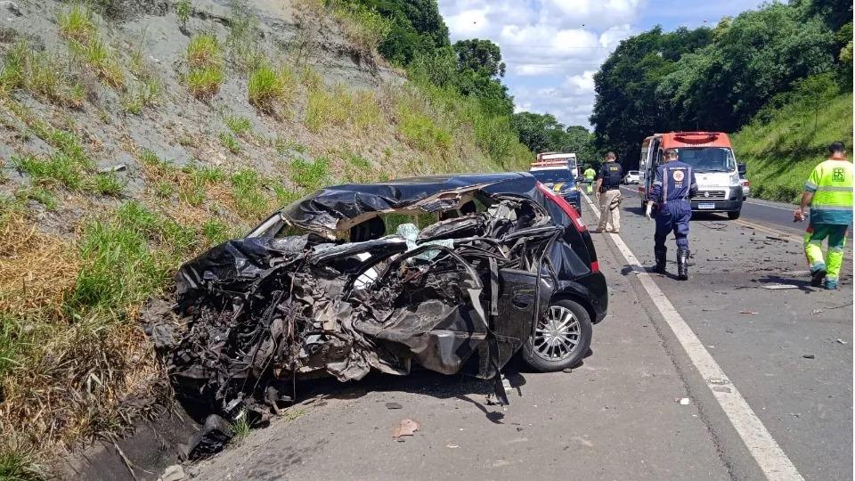 Batida frontal entre caminhão e carro deixa homem morto na BR 373
