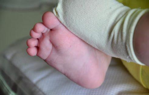 Bebê de um ano morre após ser alimentada pela madrasta com acetona, baterias e parafusos