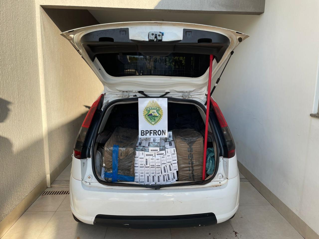 BPFRON apreende veículo carregado com cigarros contrabandeados em Umuarama-PR