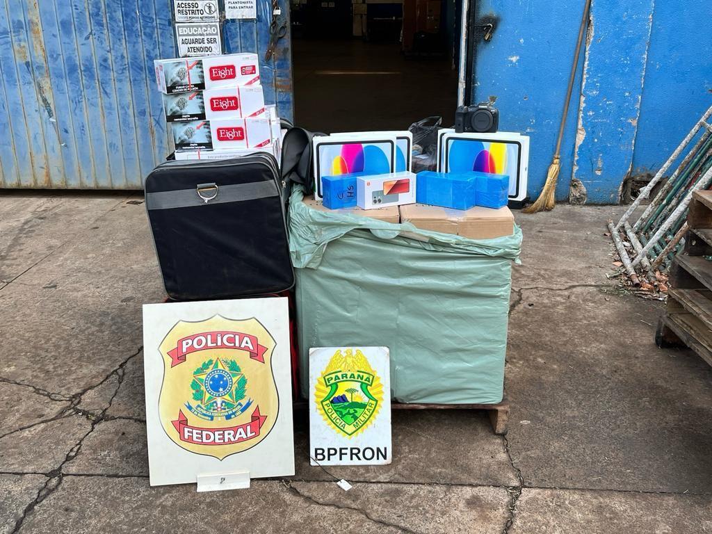 BPFRON e Polícia Federal apreendem cigarros contrabandeados e eletrônicos em ônibus na cidade de São Miguel do Iguacu-PR
