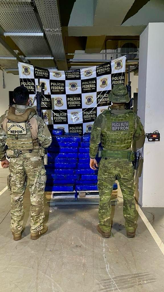 BPFRON e Polícia Federal apreendem quase uma tonelada de droga em Guaíra-PR