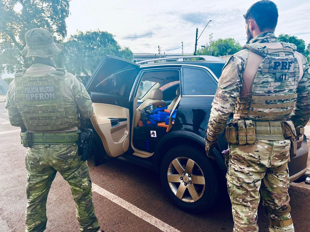 BPFRON e PRF apreendem veículo carregado com drogas em Goioerê-PR