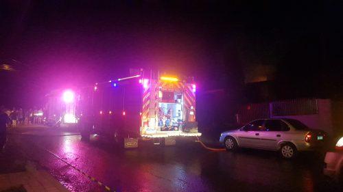 Briga de casal termina com residência destruída por incêndio, em Cascavel