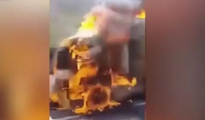 Caminhão dos Correios pega fogo e explode na BR 376