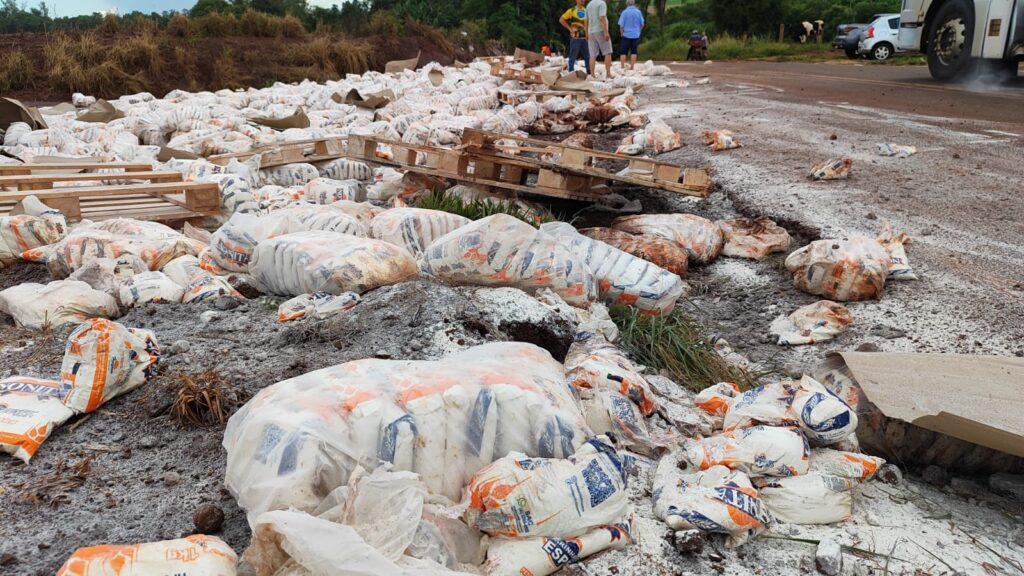 Carga com 31 toneladas de farinha fica espalhada na rodovia que liga Nova Santa Rosa a Maripá