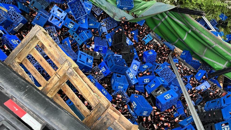 Carga de cerveja espalha em penhasco após tombamento na BR-277