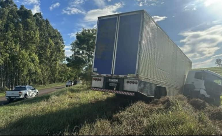 CARRETA SAI DA PISTA E CHOCA-SE CONTRA BARRANCO NA PR-486