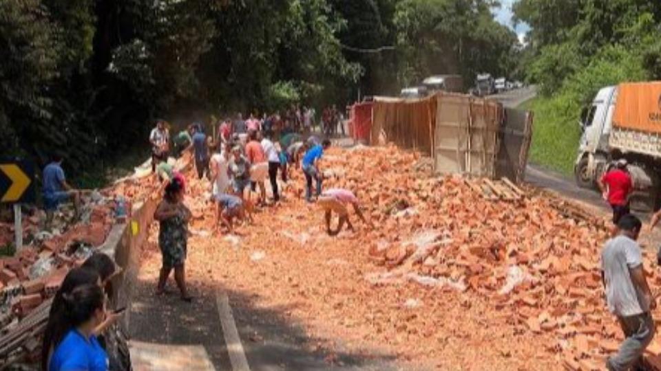 Carreta tomba e carga de tijolos fica espalhada na BR 277, em Nova Laranjeiras