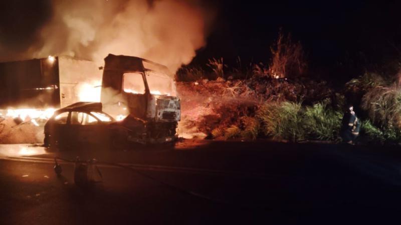 Carro e caminhão pegam fogo após acidente na BR-163 entre Marechal e Mercedes