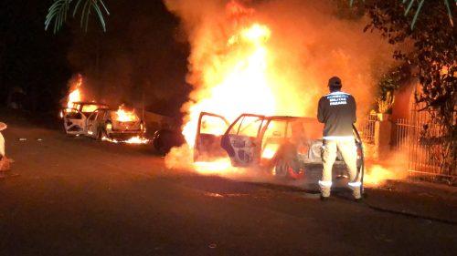 Cascavel: Quatro carros são incendiados e um homem é baleado por calibre 12; Crime ocorreu na madrugada desta  quinta-feira