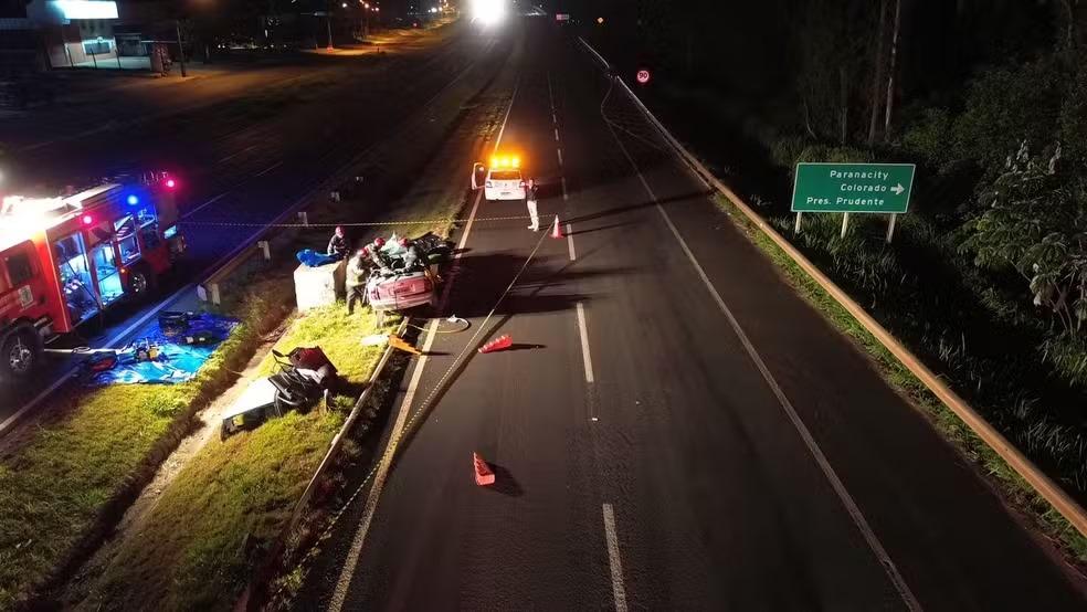 Dois jovens morrem e outros três ficam feridos após carro bater em concreto às margens da BR-376