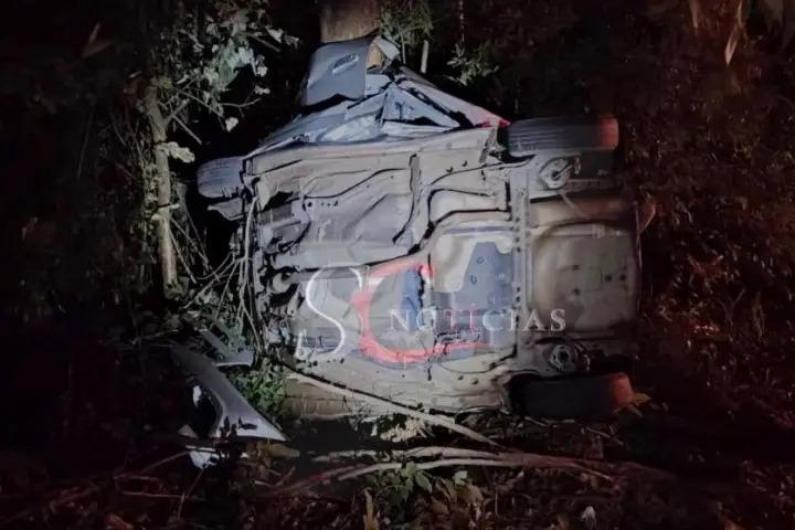 Duas pessoas morrem após acidente com carro roubado no interior do Paraná