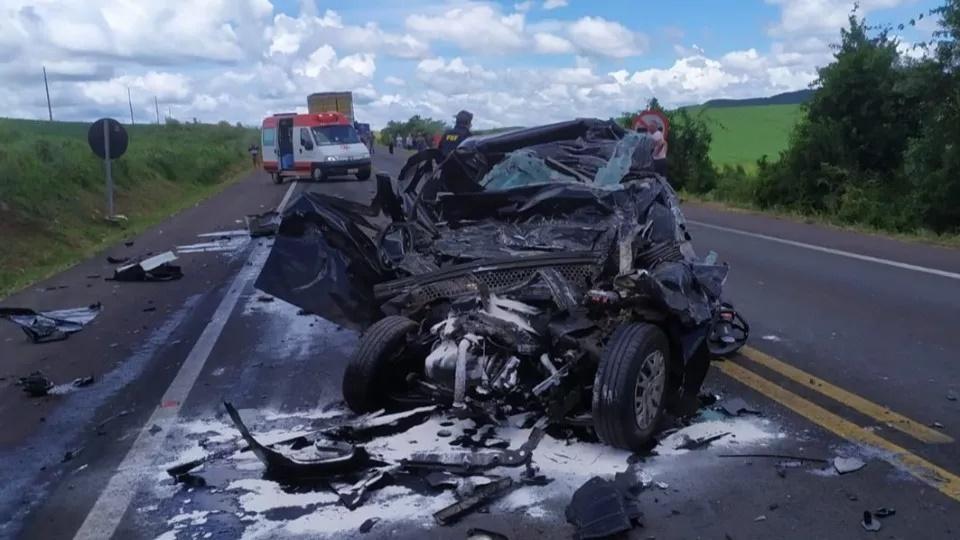 Duas pessoas morrem após batida frontal entre carro e caminhão na BR 282