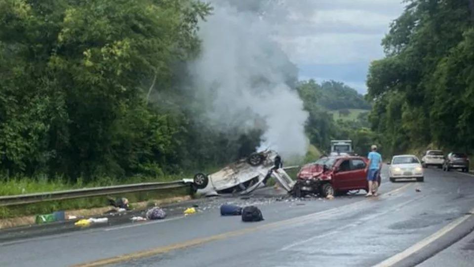 Duas pessoas morrem e cinco ficam feridas em grave acidente na PR 158