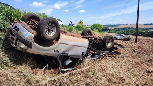 Fluence e caminhonete capotam e deixam três pessoas feridas em acidente na BR-163