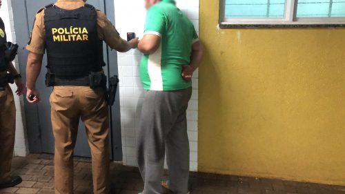 Homem é preso após agredir homem a pauladas e com facão, na noite desta quinta-feira