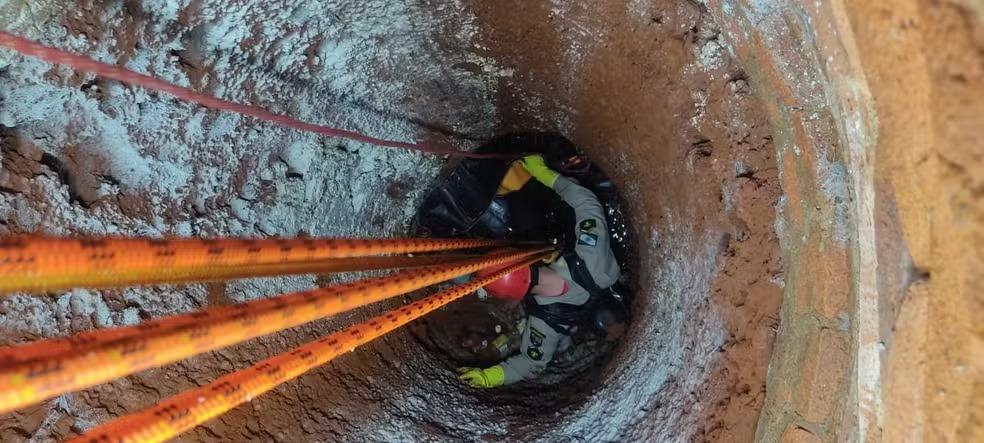 Homem sente cheiro forte, e polícia encontra 2 corpos em poço de 5 metros, no PR