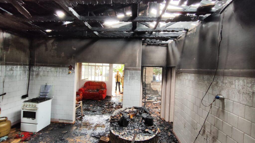 Incêndio destrói residência em Nova Santa Rosa