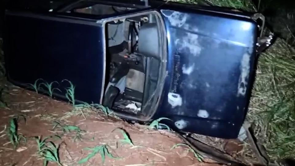 Motorista foge após tombar carro e três pessoas ficarem feridas em Toledo