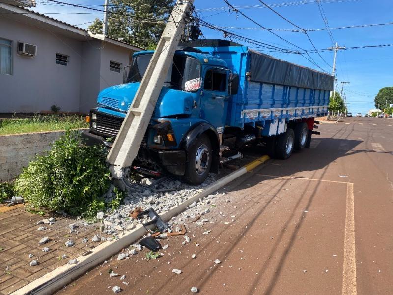 Na Região: Caminhão sem motorista desce avenida e derruba postes