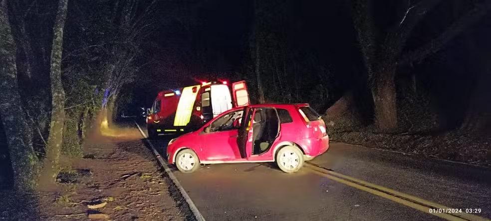 Passageiro morre em capotamento de carro na Colônia Witmarsum, na noite de Ano Novo