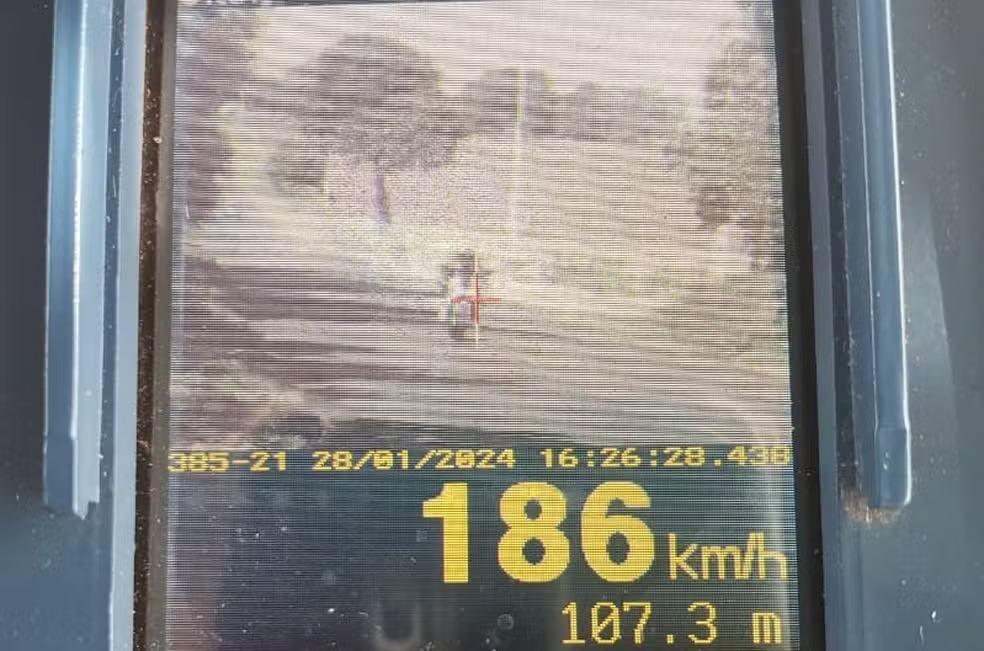 Polícia flagra moto de alta cilindrada a 186 km/h durante operação na PR-364, trecho entre Terra Roxa e Palotina