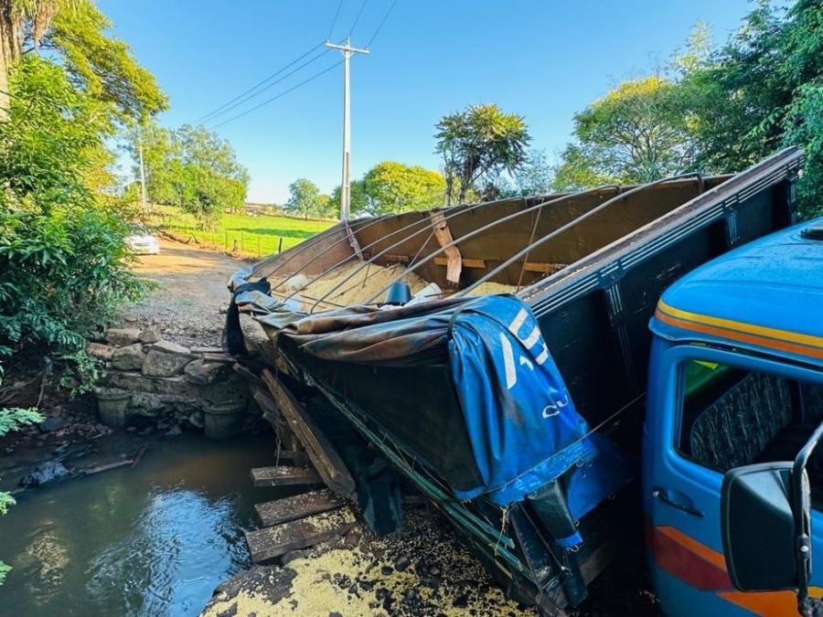 Ponte velha quebra e caminhão carregado de soja fica encavalado no interior de Marechal Rondon