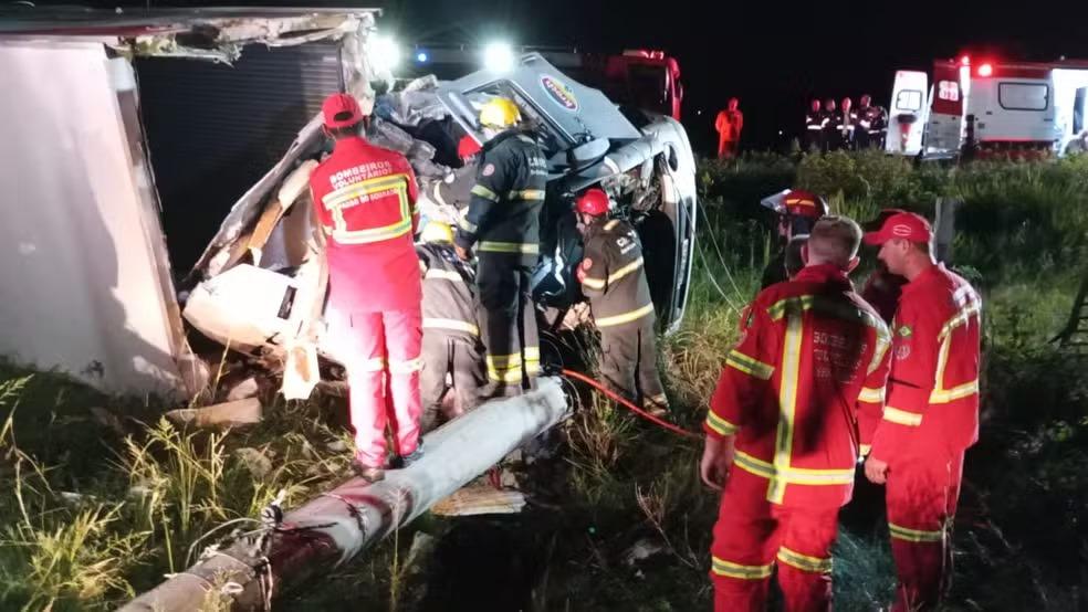 Três pessoas morrem após caminhão frigorífico bater contra poste em rodovia