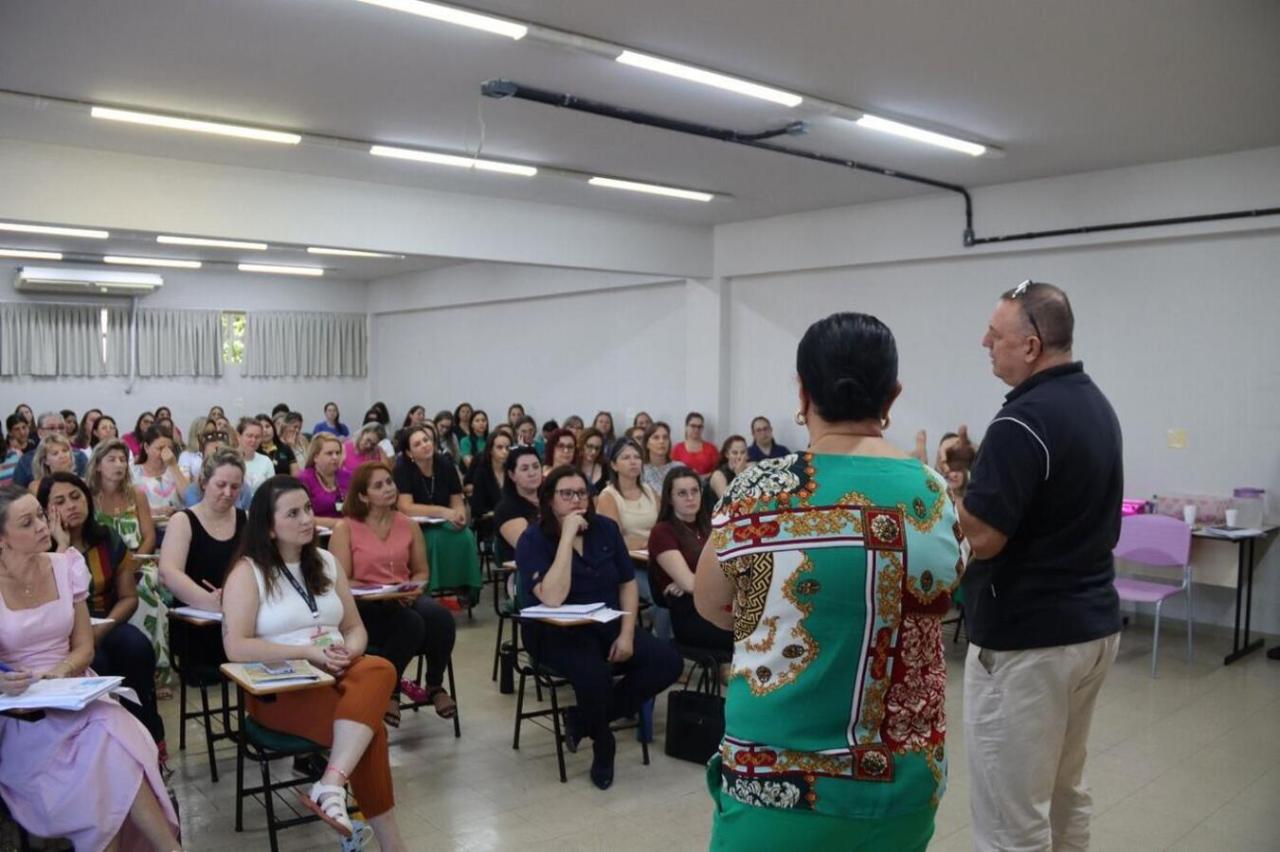 Volta às aulas é tema de encontro de representantes de escolas e Cmeis na Smed