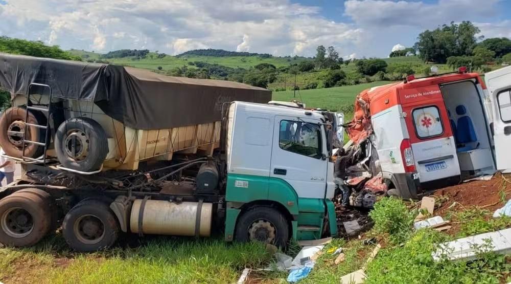 Helicópteros são acionados para atender acidente entre carreta e ambulância que levava grávida em trabalho de parto