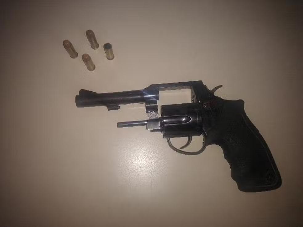 Homem é preso suspeito de mostrar pênis a mulher e filhos e atirar no marido dela