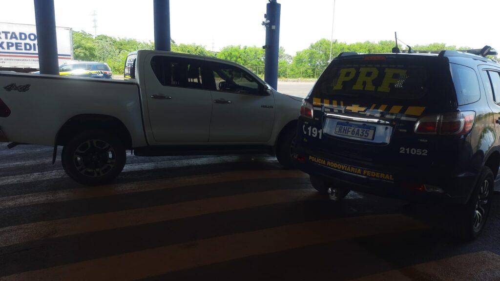 Menor é preso pela PRF, com caminhonete Hillux roubada