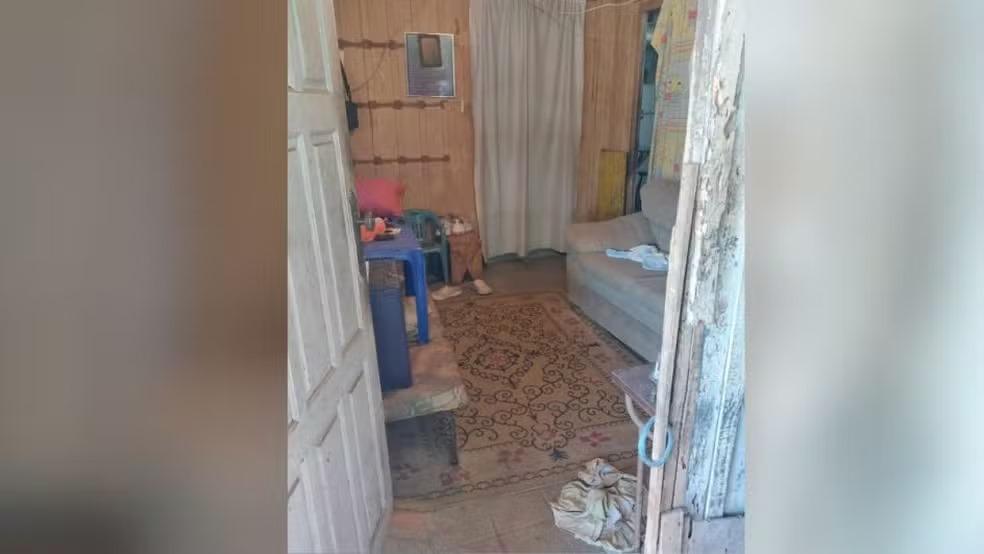 Vizinhos encontram idosa morta com mãos amarradas e mordaça na boca em casa no litoral de SC