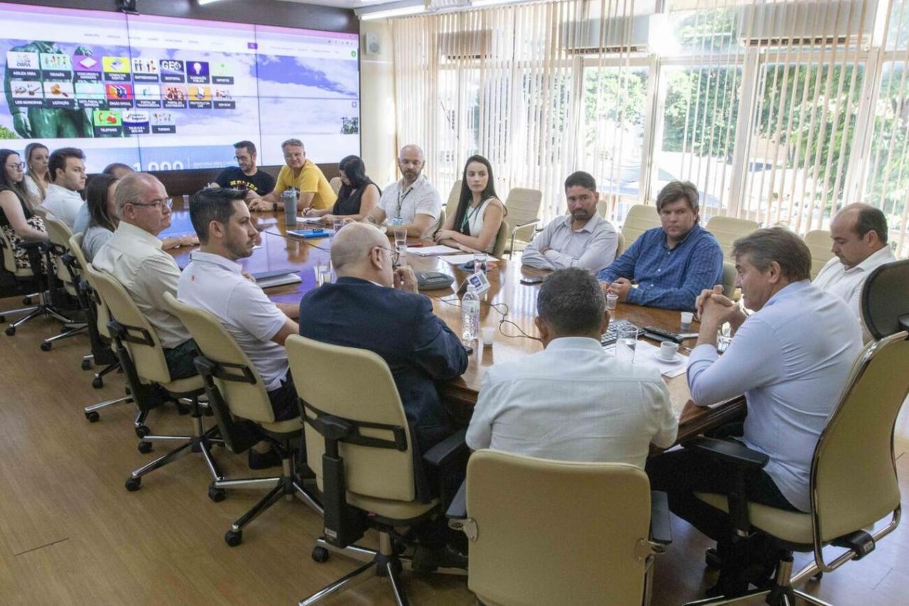 Prefeitura anuncia multa de R$ 5,06 por m² para imóveis com mato alto e lixo